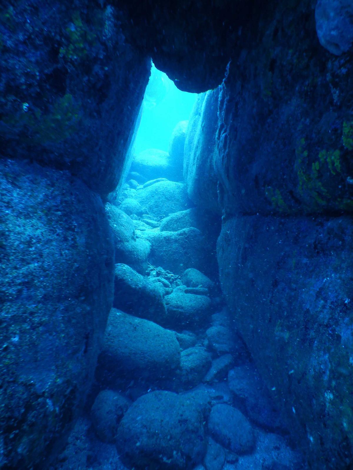 An underwater arch at the Yonaguni Monument. (<a href="https://commons.wikimedia.org/wiki/File:Yonaguni_Monument_Arch.jpg">Melkov</a>/Public Domain)