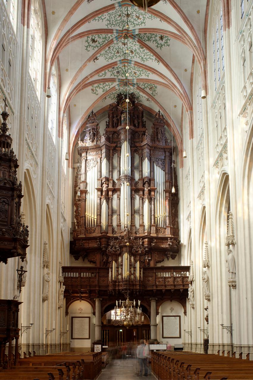 The large organ is located below the vaulted frescoed ceiling at the church's side entry. Built by carpenter Frans Simon in 1620, the wooden organ case is considered one of the most important historical organs in the Netherlands. Over the centuries, the organ was renovated and improved by several organ builders following the current fashions. The latest renovation dates from 1984, and the organ now features pipes from both past and present times. (PMRMaeyaert/CC BY-SA 3.0)