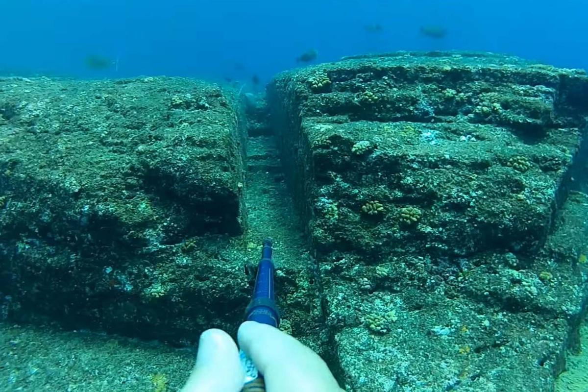 Detail of what looks like an artificial cut made into the rock. (Courtesy of <a href="https://youtu.be/_ep9P6uX9BM?si=HwszLJG4LQnDoN8i">Freediver HD</a>)