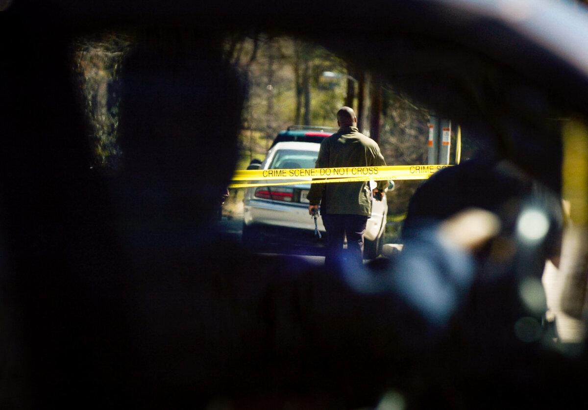File photo shows a motorist slowing down to watch law enforcement officers at a crime scene in Atlanta, Georgia, on March 12, 2005. (Davis Turner/Getty Images)
