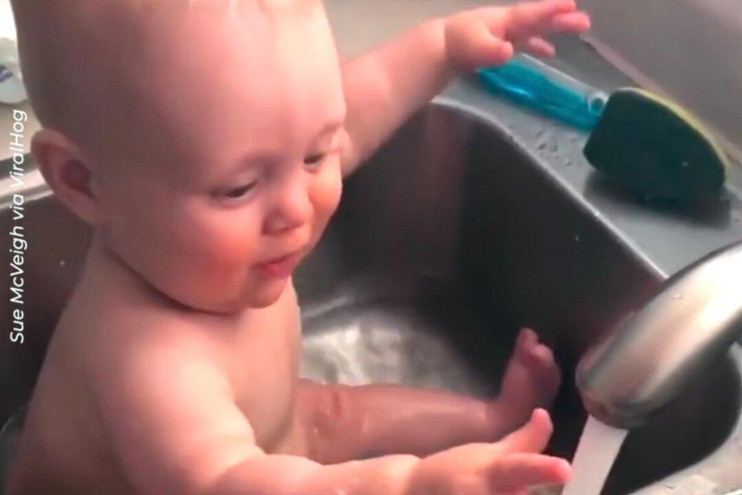Dad Has an Adorable Water Fight With His Baby During Bath Time