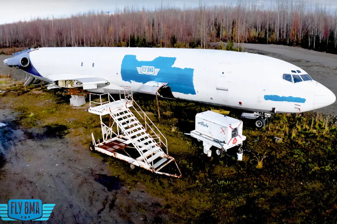 Alaskan Flight Instructor Buys 3 Disused Cargo Planes, Turns Them Into Luxury Accommodation—Here’s How It Looks