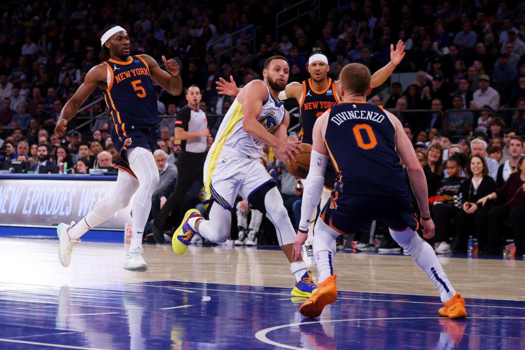 Stephen Curry, Warriors Too Much for Ailing Knicks