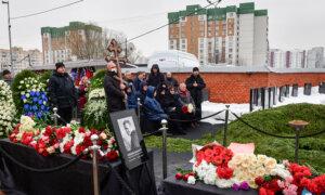 Funeral for Deceased Putin Critic Alexei Navalny Draws Thousands in Moscow