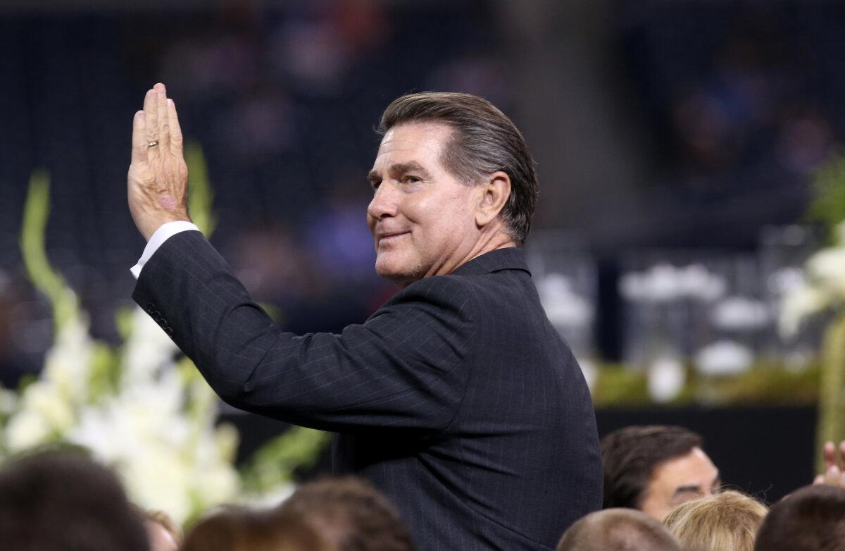 Former baseball player Steve Garvey waves as he is introduced during a Memorial Tribute To Tony Gwynn by the San Diego Padres in San Diego on June 26, 2014. (Stephen Dunn/Getty Images)