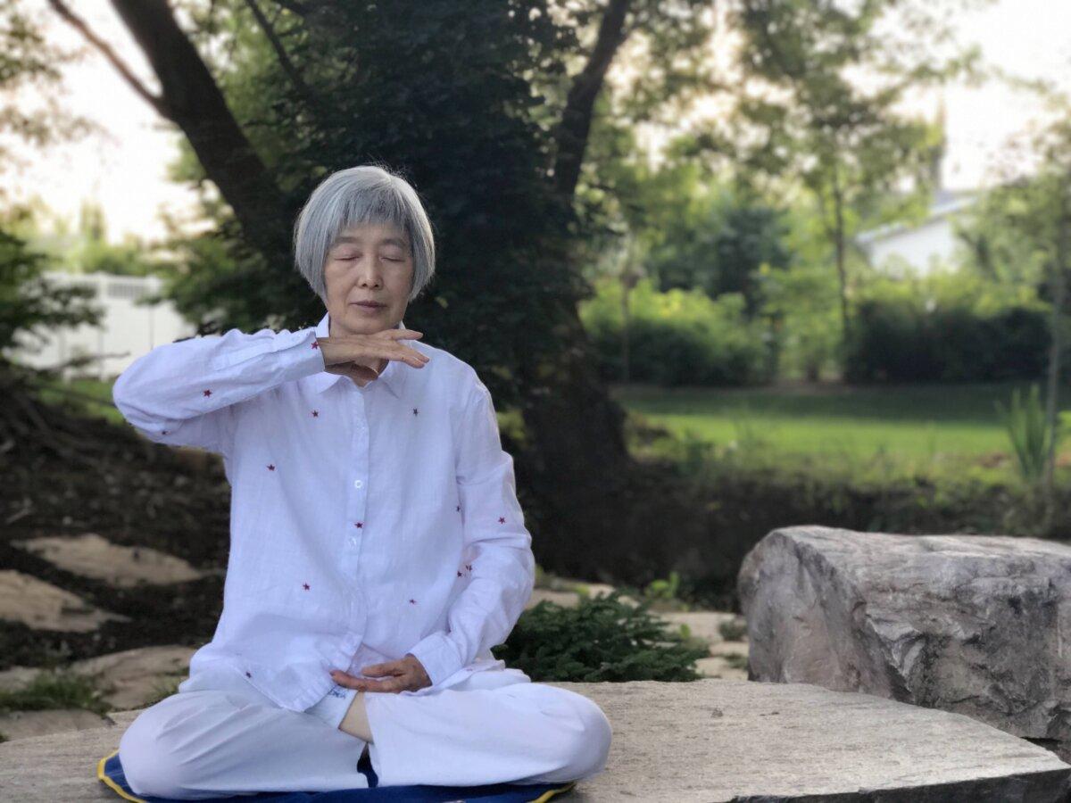 Falun Gong practitioner Sun Changzhen meditates in 2018. (Courtesy of Sun Changzhen)