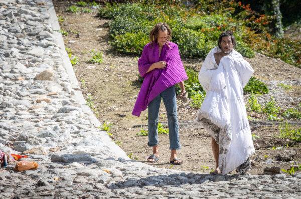 California Stopped Tracking Billions in Homeless Spending, Audit Shows | USNN World News Homeless men walk the streets of Los Angeles on March 4, 2024. (John Fredricks/The Epoch Times)