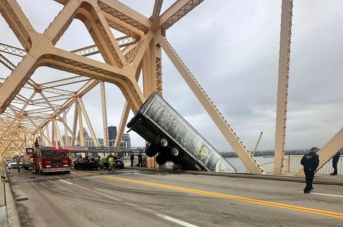 The rescue unfolds on Clark Memorial Bridge. (Courtesy of Louisville Division of Fire)