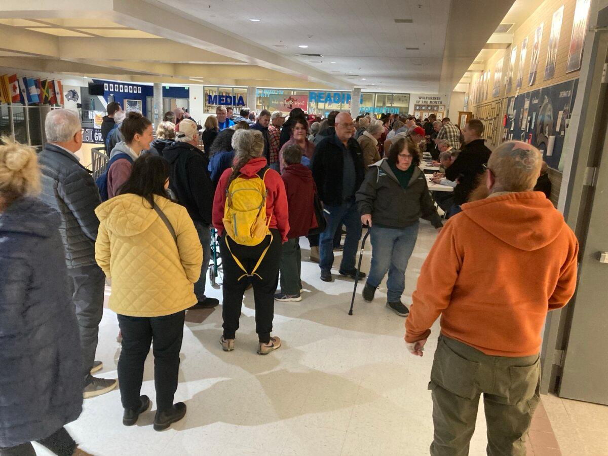 Voters wait through a website glitch to have their Republican Party registrations verified as GOP presidential preference caucuses nevertheless kick off at Hunter High School in West Valley City, south of Salt Lake City, during Super Tuesday. (Epoch Times/John Haughey)