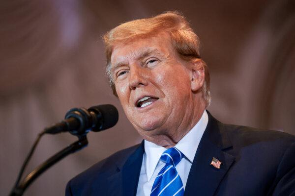 El candidato presidencial republicano y expresidente Donald Trump habla durante una fiesta de vigilancia nocturna de las elecciones en Mar-a-Lago en West Palm Beach, Florida, el 5 de marzo de 2024. (Win McNamee/Getty Images)