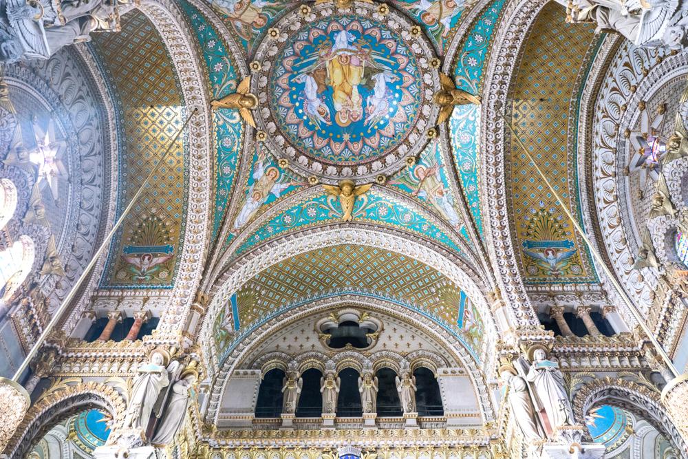 One of the three cupolas (dome-like structures) representing the Virgin Mary and the Holy Trinity is surrounded by gilded angels. Gold and turquoise mosaics made with different types of marble and hard stone decorate the dome. These form geometric and floral patterns, which are typical of the Neo-Byzantine style. (Gimas/Shutterstock)