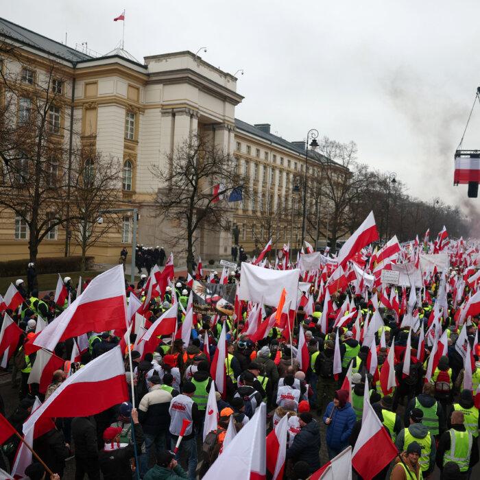 Polish Farmers Clash With Police Outside Parliament in Warsaw