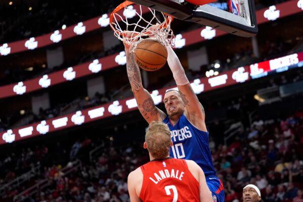 Los Angeles Clippers' Daniel Theis (10) dunks the ball as Houston Rockets' Jock Landale (2) watches during the second half of an NBA basketball game in Houston on March 6, 2024. (David J. Phillip/AP Photo)