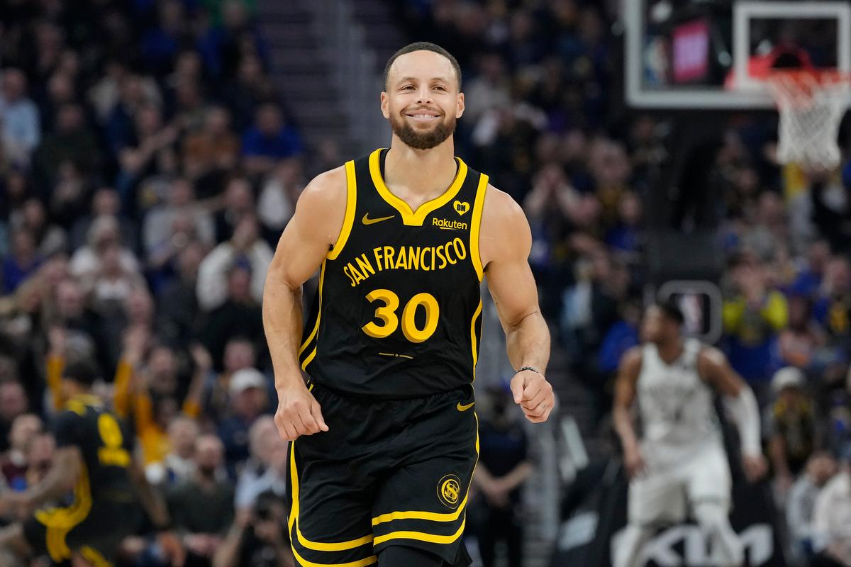 Stephen Curry, Warriors Shut Down Red-Hot Bucks, 125–90 Win