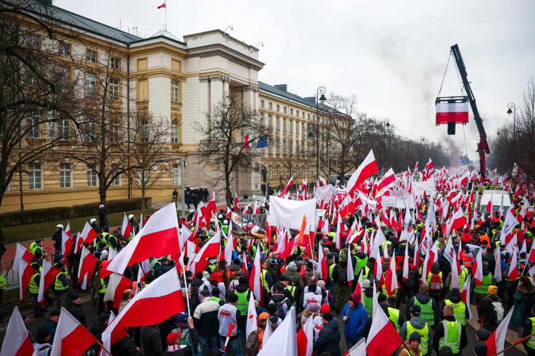 Polish Farmers Clash With Police Outside Parliament in Warsaw