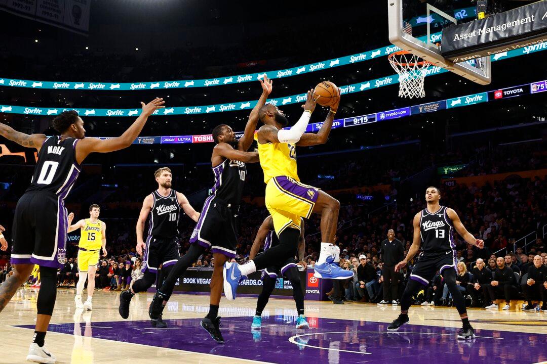De'Aaron Fox’s 44 Lead Kings Past Lakers