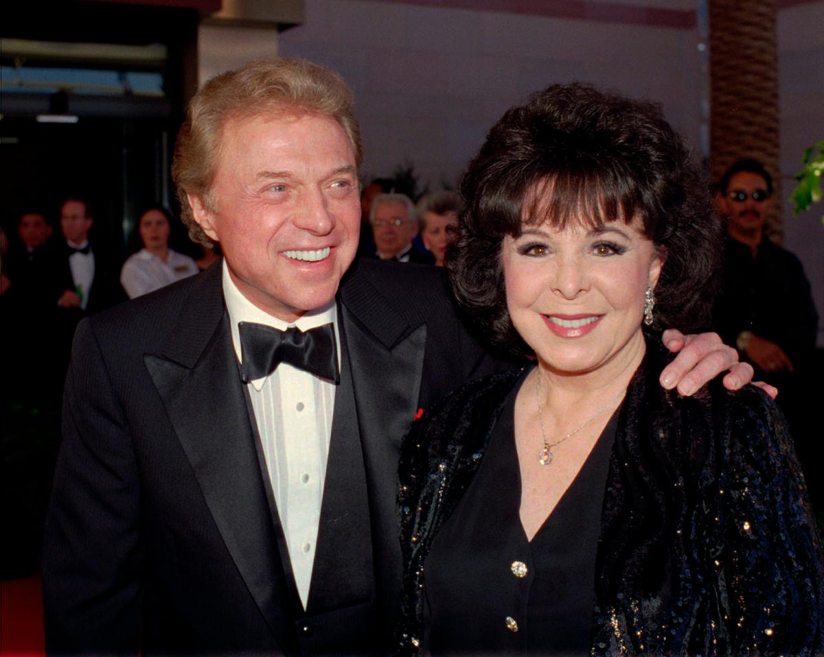 Steve Lawrence, Singer, Entertainer, and Half of Popular Stage Duo Steve & Eydie, Dies at 88