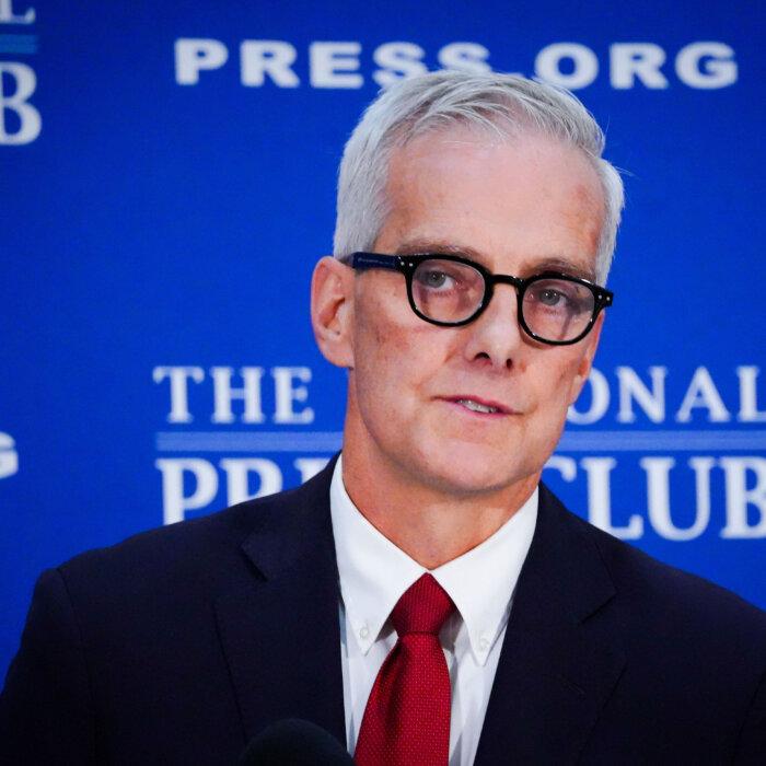 Veterans Affairs Official Who Issued Ban of WWII Picture Remaining in Place: Secretary