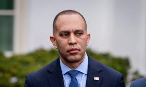 Bipartisan Foreign Aid, Border Security Bill a âNonstarterâ for House Democrats: Rep. Jeffries