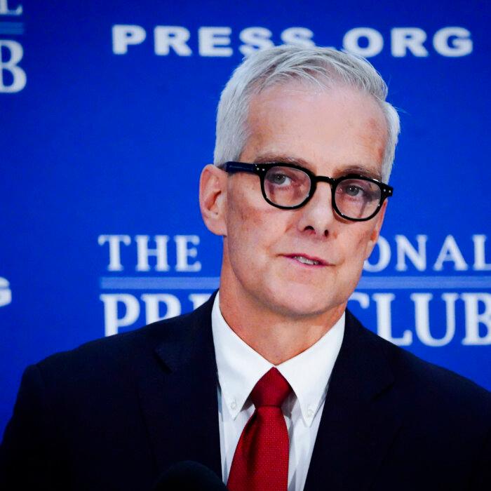 Veterans Affairs Official Who Issued Ban of WWII Picture Remaining in Place: Secretary