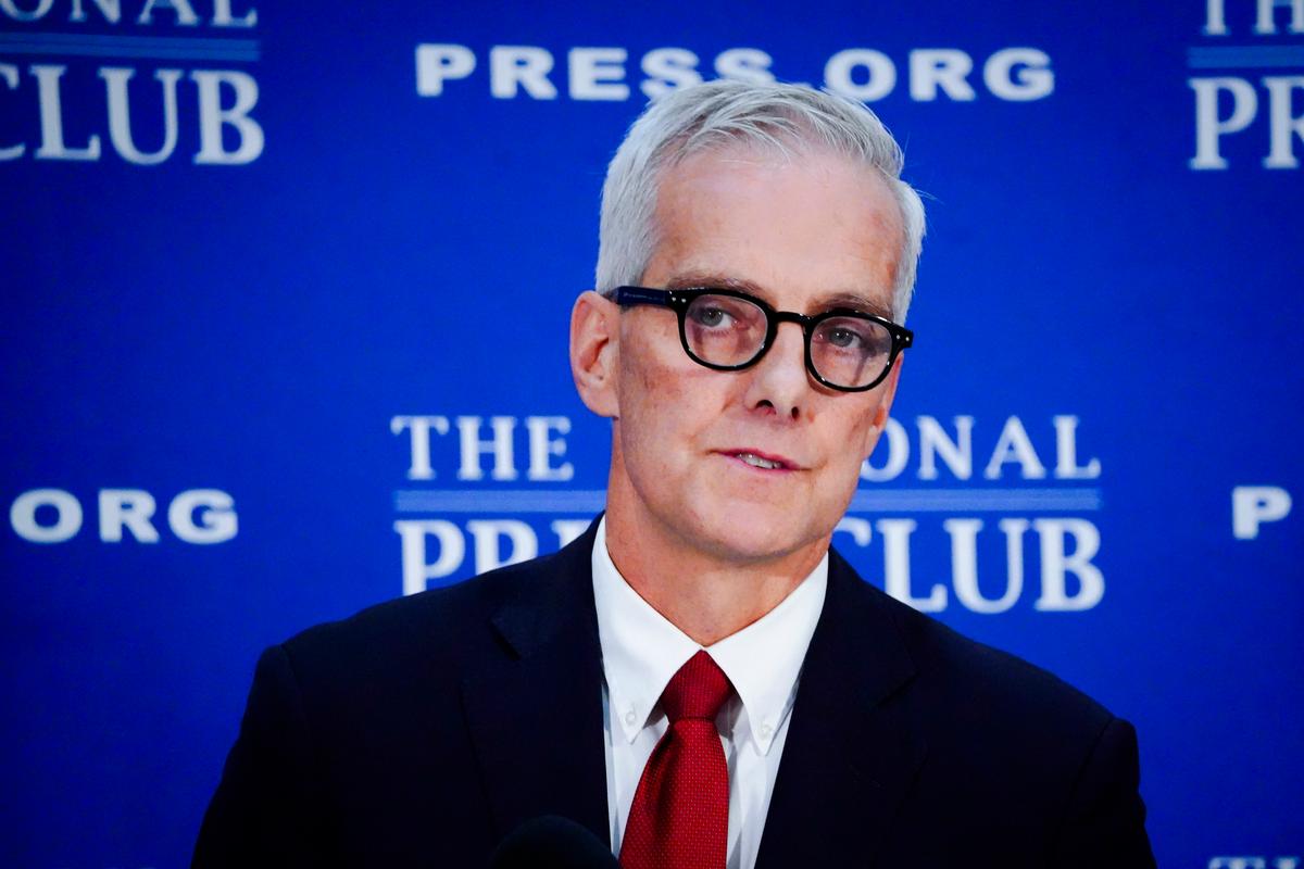 Veterans Affairs Official Who Issued Ban of WWII Picture Remaining in Place: Secretary