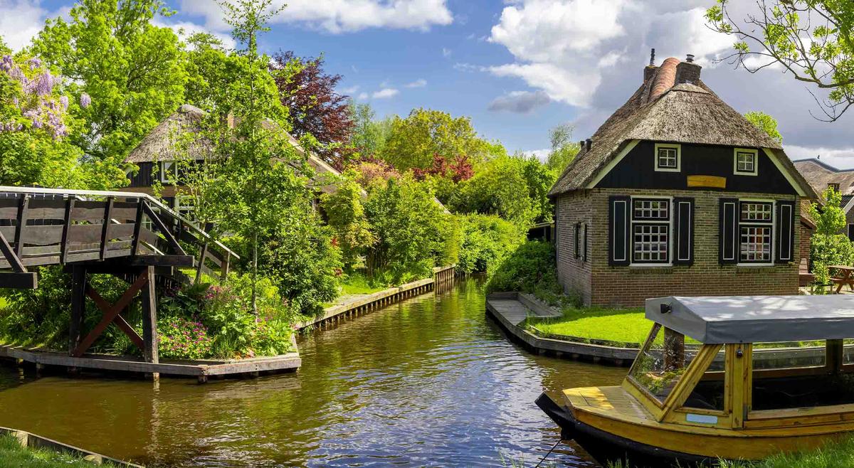credit <a href="https://www.shutterstock.com/da/image-photo/traditional-thatched-roof-home-tourist-boat-2328635249">link</a>