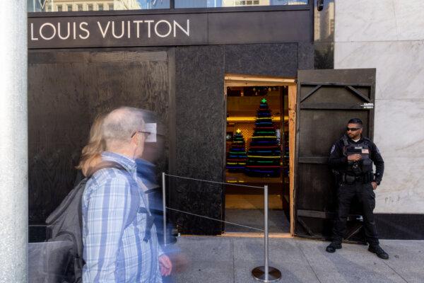 Saks Fifth Avenue to Close Store in San Francisco’s Union Square | USNN World News A security guard watches the entrance to a Louis Vuitton store near Union Square in San Francisco on Nov. 30, 2021. The store boarded up its windows as a security measure amid a spike in thefts. (Ethan Swope/Getty Images)