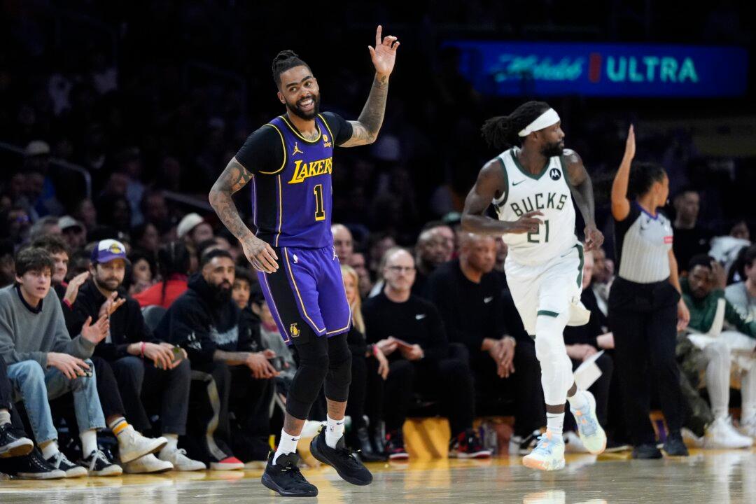 D'Angelo Russell scores 44 points in LeBron-less Lakers’ stunning 123–122 win over Bucks