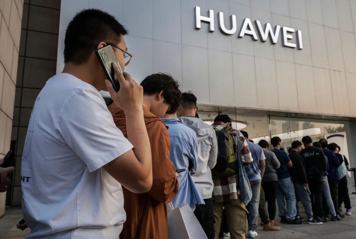 Customers queue up outside a Huawei flagship store in Beijing on Sept. 25, 2023. (Kevin Frayer/Getty Images)
