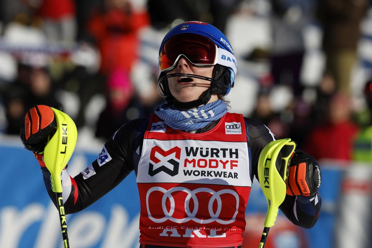 Shiffrin Wins First Race After 6-Week Injury Layoff to Lock up World Cup Slalom Season Title