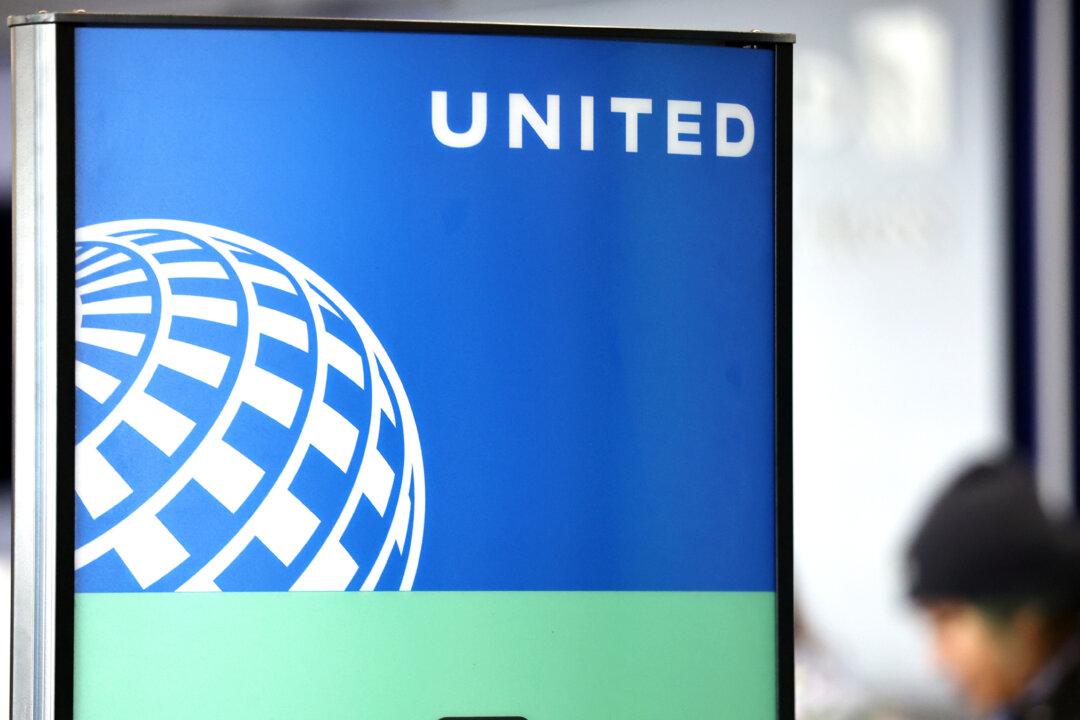 No One Hurt as United Airlines Plane Clips Tail of Another Aircraft in Chicago