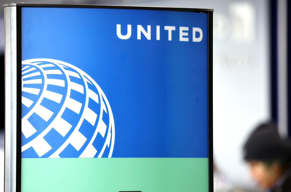 No One Hurt as United Airlines Plane Clips Tail of Another Aircraft in Chicago