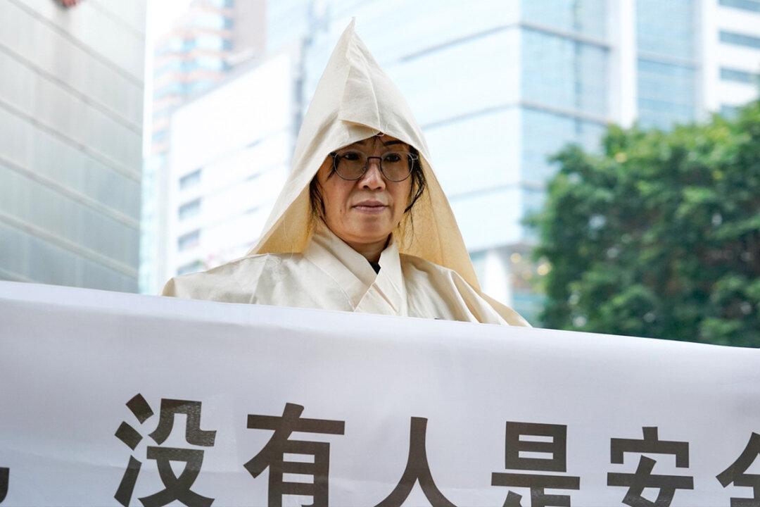 A HK Businessperson Complains That Her 11-Year Imprisonment was Unjust, Pays Tribute to Her Deceased Mother Outside the CE’s Office in Traditional Chinese Funeral Clothes
