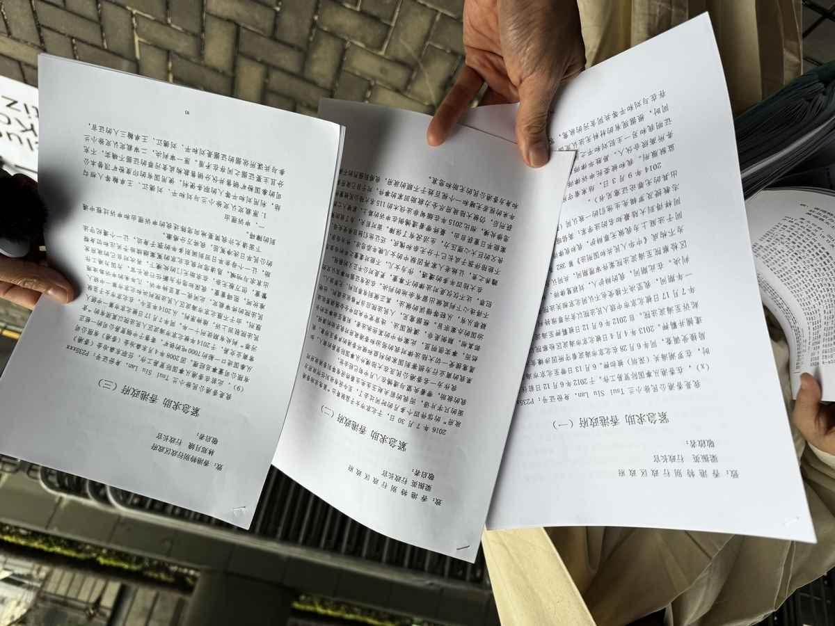 Ms. Tsui showed reporters the letters sent to successive chief executives, asking for help in overturning the case. (Kiri Choy/The Epoch Times)