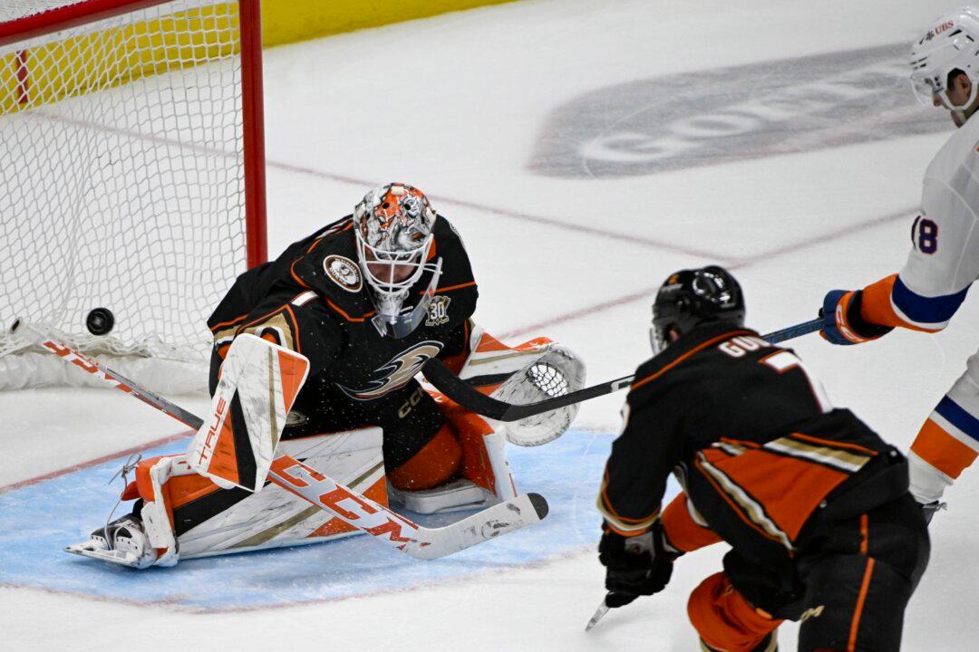 Isles Beat Ducks to Move Into Wild-Card Spot