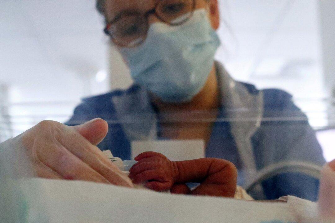 700 Doctors Urge MPs to Lower Abortion Limit From 24 Weeks