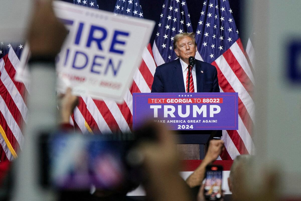 El expresidente y candidato presidencial de 2024, Donald Trump, habla durante un evento de campaña en Rome, Georgia, el 9 de marzo de 2024. (Elijah Nouvelage/AFP vía Getty Images)