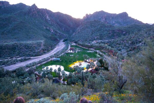 A seven-mile dusty road leads to the lush oasis of Castle Hot Springs. (Benjamin Myers/TNS)