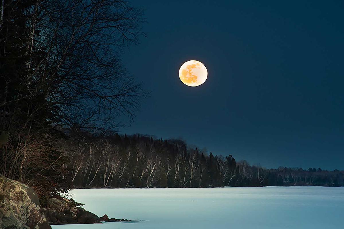 A full moon during late winter. (Carl Brian Anderson/Shutterstock)