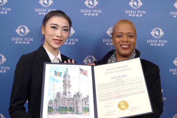 Cindy Bass (R) presented a citation to Shen Yun Performing Arts from the City of Philadelphia. (Steve Wen/The Epoch Times)