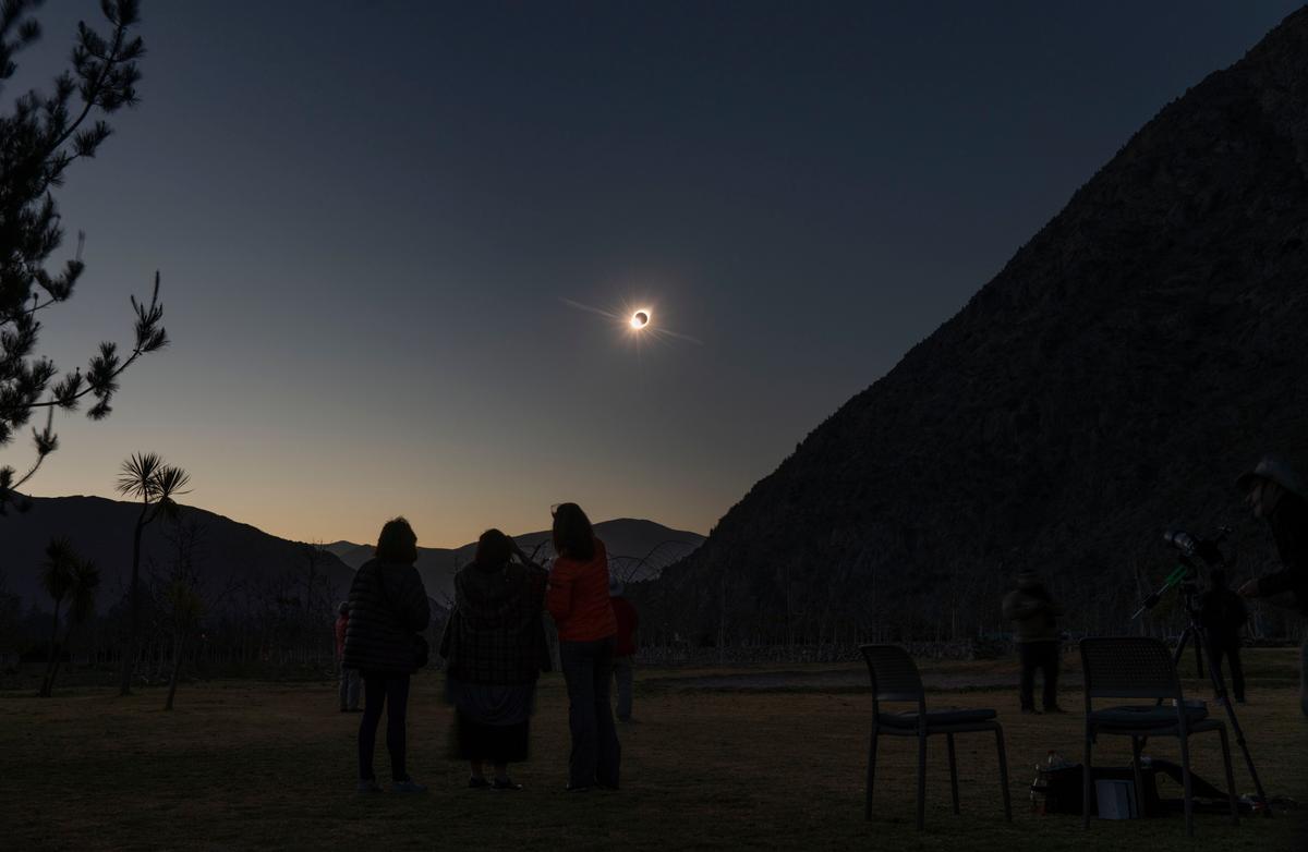 Sky gazers watch a total solar eclipse in El Molle, Chile, on July 2, 2019. (STAN HONDA/AFP via Getty Images)