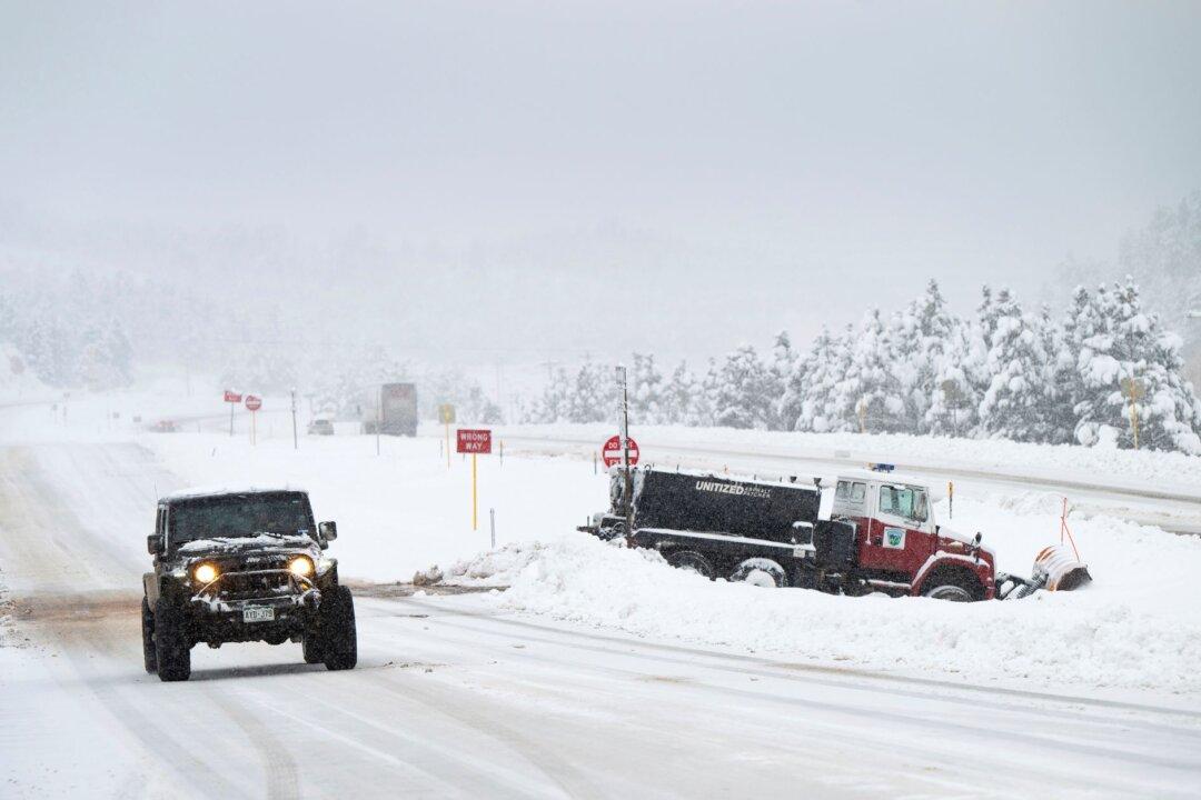 Colorado Snowstorm Closes Highways and Schools for 2nd Day