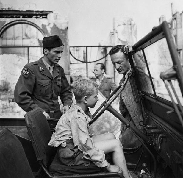 (L–R foreground) Montgomery Clift, Ivan Jandl, and director Fred Zinnemann on the set of “The Search.” (Metro-Goldwyn-Mayer)
