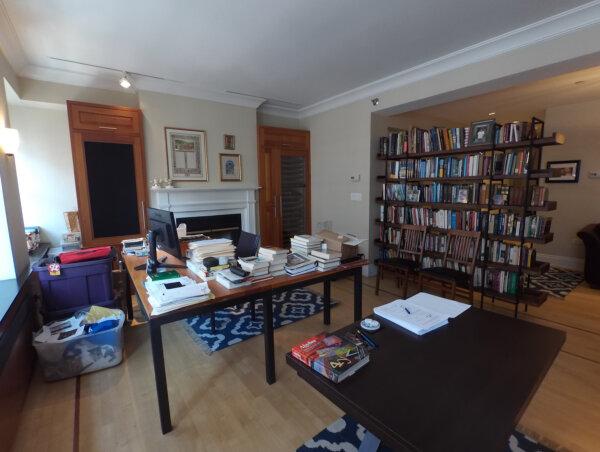 A living room in which the home seller is using the space as a home office. (Provided photo/TNS)