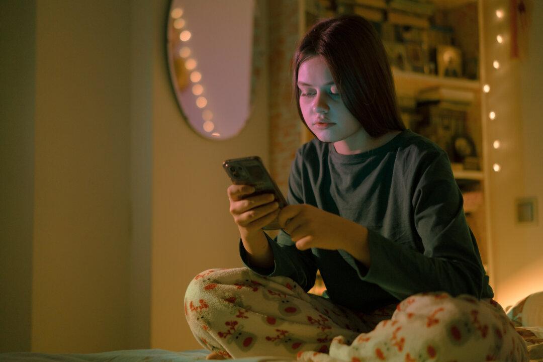 National Social Media Ban for Underage Kids Is ‘Ideal,’ Says Child Psychologist