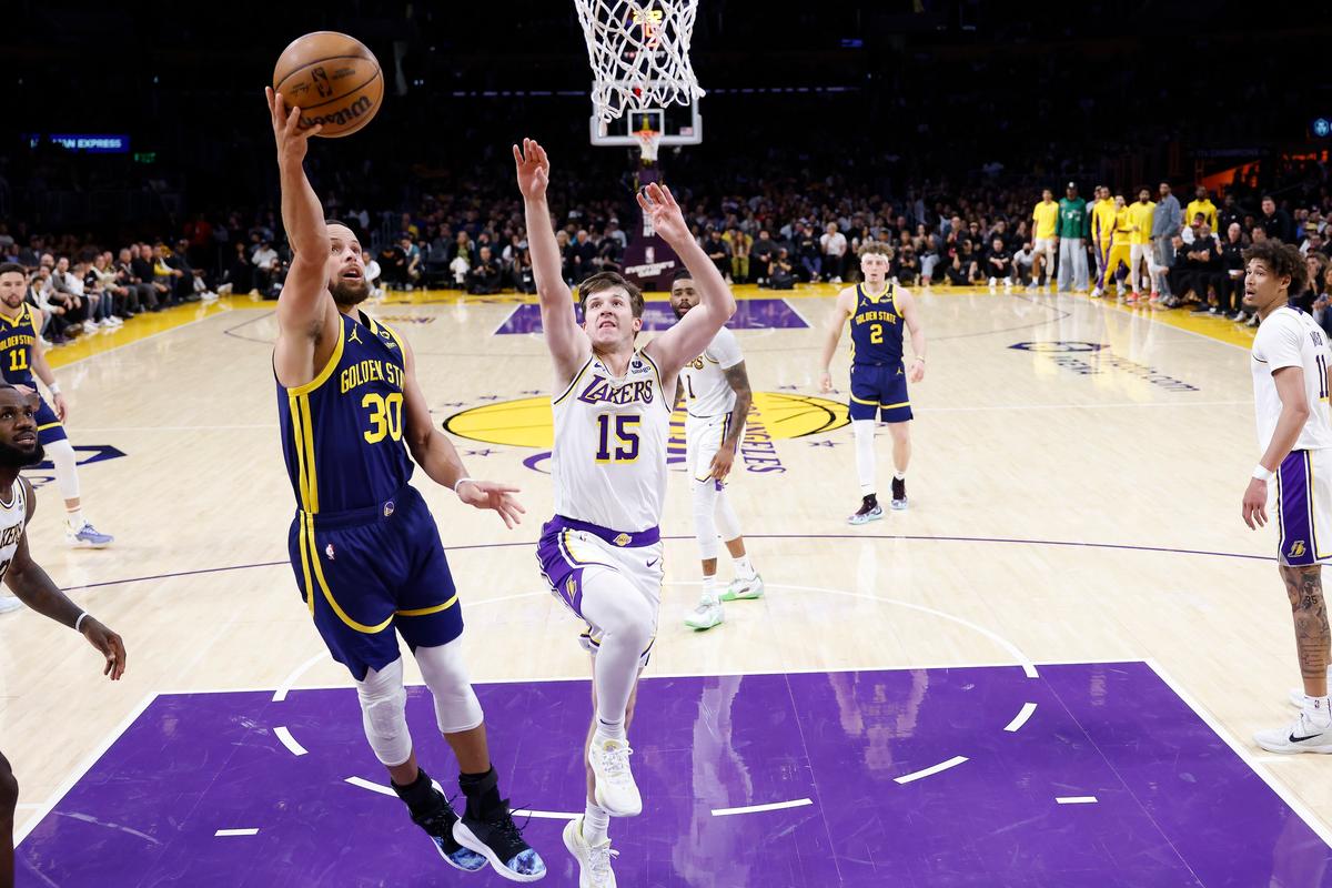 Curry Scores 31 in Return as Warriors Defeat Lakers 128–121 Despite 40 Points From James