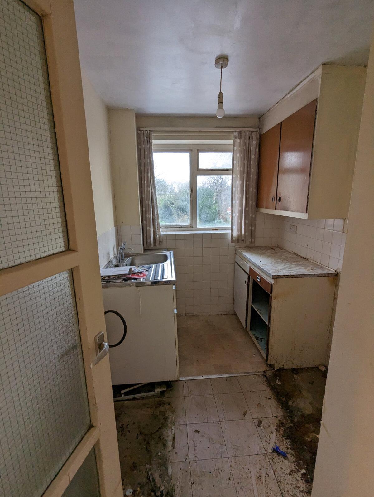 The kitchen before being renovated. (SWNS)