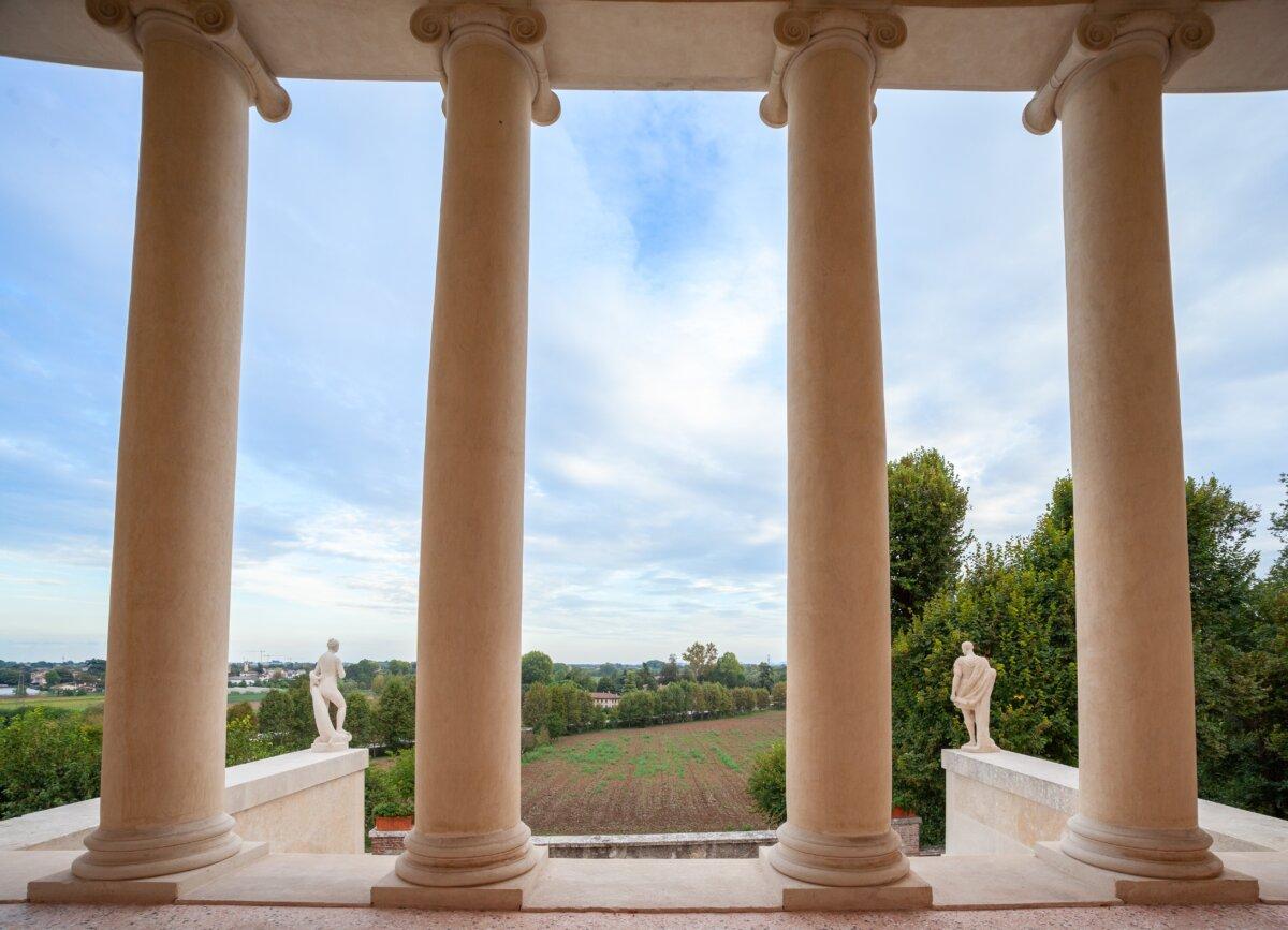 The four porticos each offer a place to sit and enjoy unique views of the countryside. The Ionic columns have simple bases and bare plaster-coated shafts, and are topped with Ionic scrolls. (J.H. Smith)