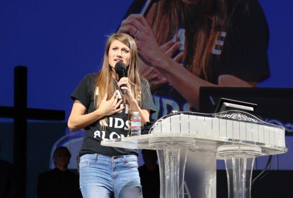 Sarah Stephens, co-founder of Make California Gold Again, speaks at the Time to Stand rally at the Glory Church in Los Angeles on March 16, 2024. (Sophie Li/The Epoch Times)