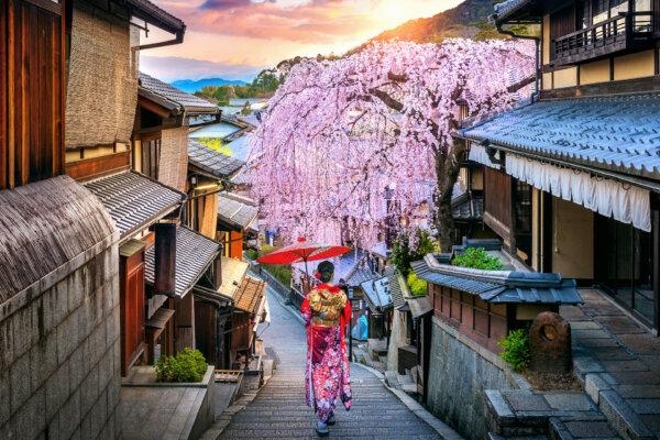 Kyoto to Ban Tourists From Geisha District Due to Bad Behavior
